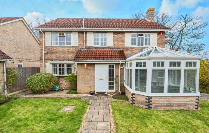 4 Bedroom Detached House To Rent In Russett Close, Lymington, SO41