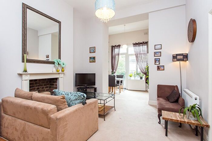 2 Bedroom Flat To Rent In Hammersmith Grove, Hammersmith, London, W6