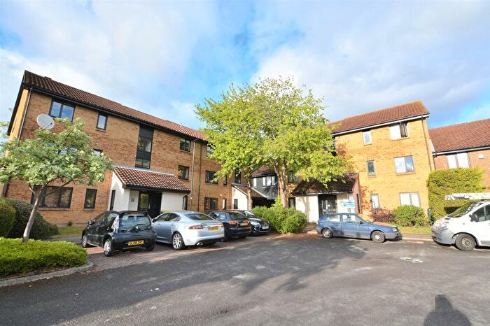 2 Bedroom Flat To Rent In Tanglewood Way, Feltham, TW13