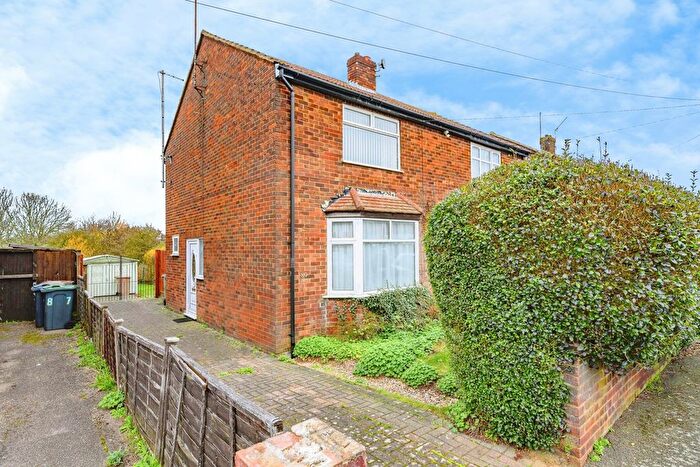 2 Bedroom Semi Detached House For Sale In Runfold Avenue, Luton, Bedfordshire, LU3