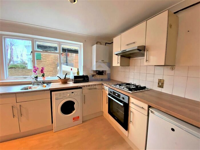 2 Bedroom Flat To Rent In Elms Crescent, Clapham, SW4