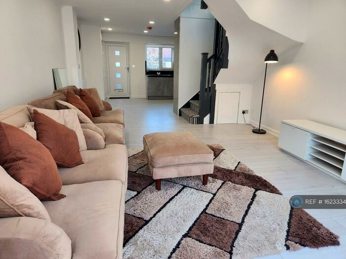 3 Bedroom End Of Terrace House To Rent In Giralda Close, London, E16