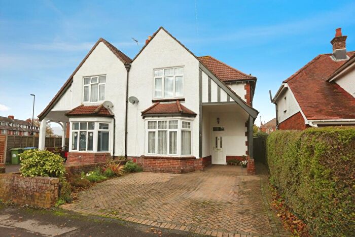 3 Bedroom Semi Detached House For Sale In Garfield Road, Southampton, Hampshire, SO19