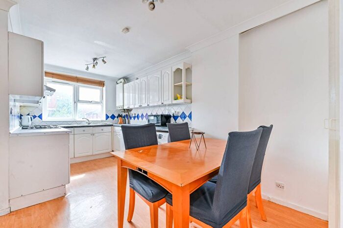 3 Bedroom Maisonette To Rent In Mundford Road, Clapton, London, E5