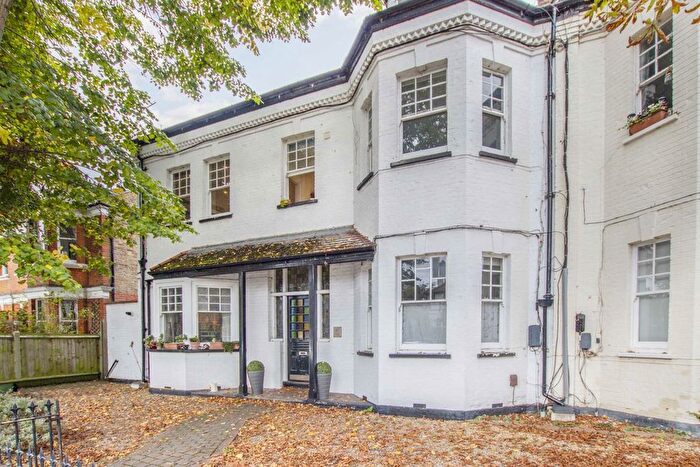 1 Bedroom Flat To Rent In Popes Grove, Strawberry Hill, TW1