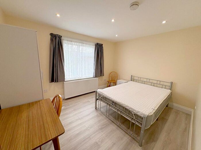 Flat To Rent In Chandos Road, Willesden Green, NW2