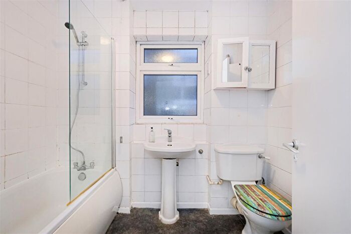 1 Bedroom Flat To Rent In Woodford Road, London, E18