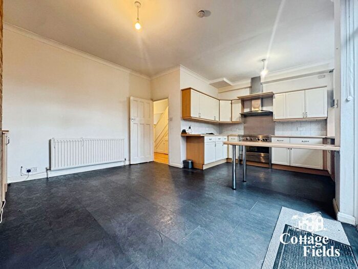 4 Bedroom Terraced House To Rent In Hedge Lane, London, N13