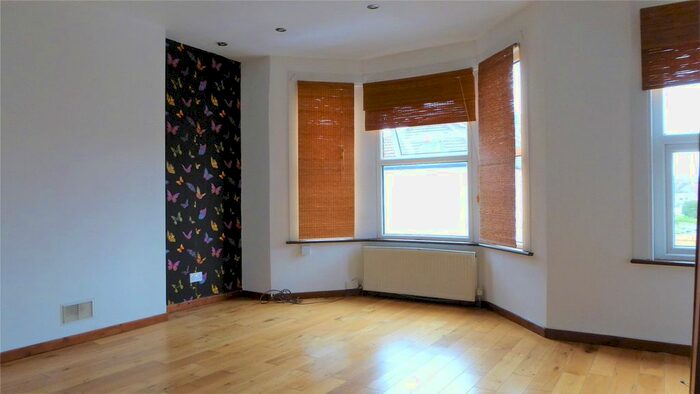 2 Bedroom Flat To Rent In Hall Street, North Finchley, London, N12