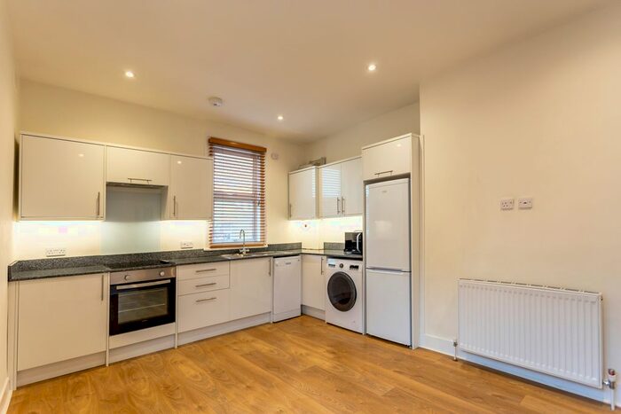 3 Bedroom Flat To Rent In Temple Road, London, W5
