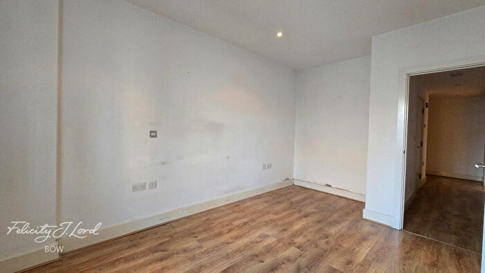 2 Bedroom Apartment For Sale In Yeo Street, London, E3