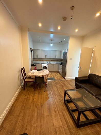2 Bedroom Flat To Rent In The Drive, Cranbrook, Ilford, IG1