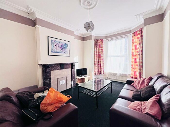 6 Bedroom Semi-Detached House To Rent In Burford Road, Nottingham, NG7