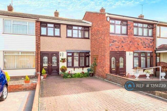 3 Bedroom Terraced House To Rent In Lodge Lane, Romford, RM5