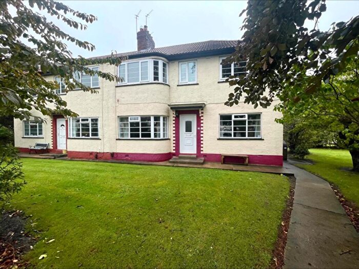 2 Bedroom Flat To Rent In Redesdale Gardens, Leeds, West Yorkshire, LS16