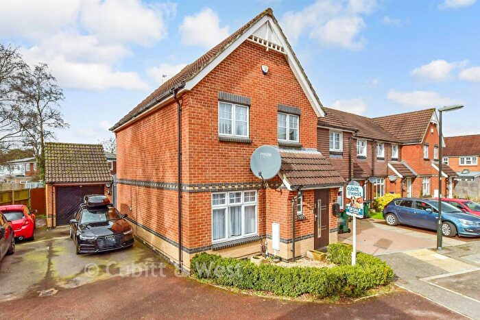 3 Bedroom End Of Terrace House For Sale In Lulworth Close, Crawley, West Sussex, RH11