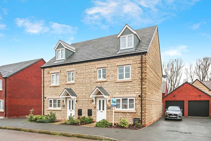 4 Bedroom Semi-Detached House For Sale In Cooper Crescent, Stratford-upon-avon, CV37