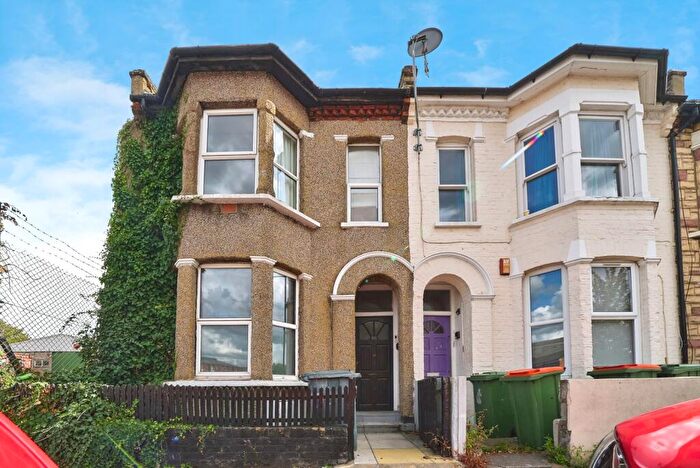 1 Bedroom Flat For Sale In Vicarage Lane, London, London, E15