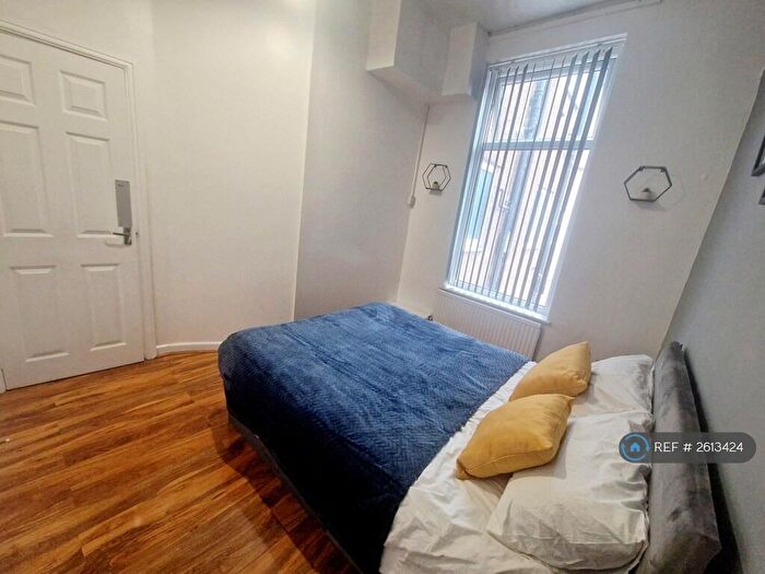 3 Bedroom Flat To Rent In Polygon Road, Manchester, M8