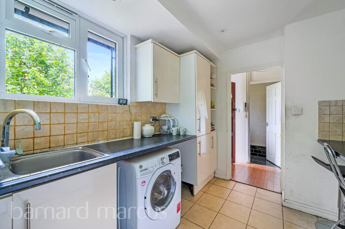 3 Bedroom Apartment To Rent In Nelson Square, London, SE1