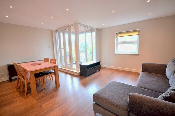 2 Bedroom Flat To Rent In Alcombe, Holden Avenue, Woodside Park, N12