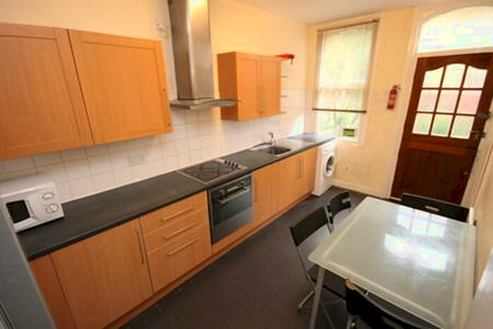 6 Bedroom House To Rent In St. Michaels Road, Leeds, LS6