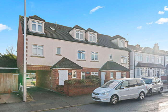 2 Bedroom Flat For Sale In Brinkley Road, Worcester Park, KT4