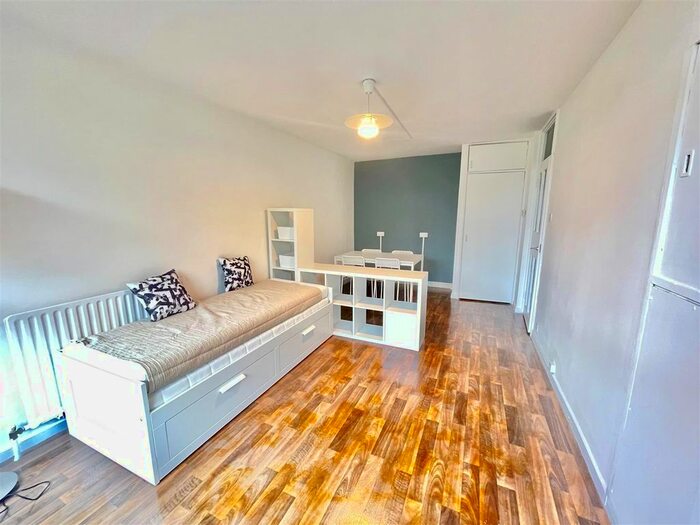 1 Bedroom Flat To Rent In Vauxhall Bridge Road, Pimlico, London, SW1V
