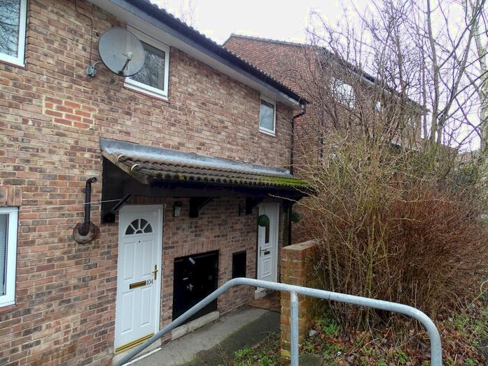 2 Bedroom Flat To Rent In Silk Mill Approach, Leeds, West Yorkshire, LS16