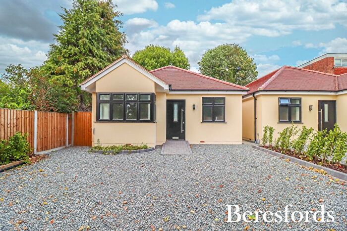 3 Bedroom Bungalow For Sale In Bridge Avenue, Upminster, RM14