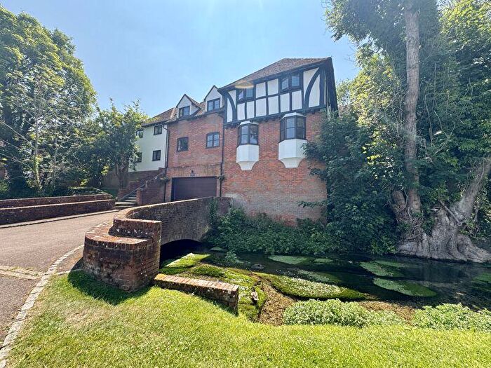 2 Bedroom Flat For Sale In Bassetsbury Lane - Gorgeous Apartment, HP11