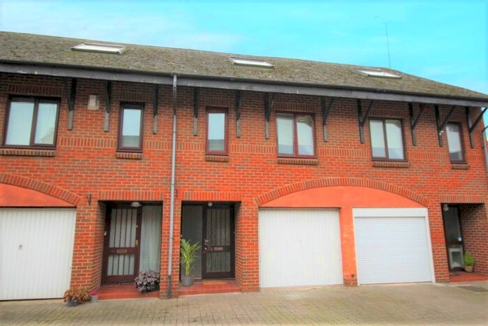 4 Bedroom Terraced House To Rent In Fairview Close, Cheltenham, GL52
