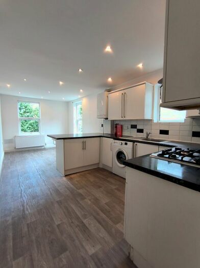3 Bedroom Flat To Rent In Coppermill Lane, London, E17