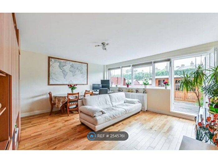 3 Bedroom Flat To Rent In London, London, SW11