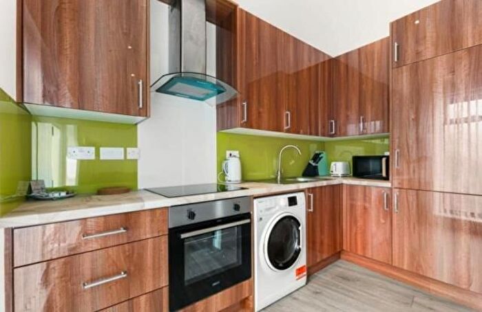1 Bedroom Flat For Sale In Station Approach, Woking, GU22