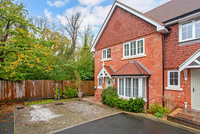 3 Bedroom End Of Terrace House For Sale In Grove Close, Farnham, GU10