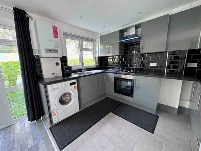 2 Bedroom Flat To Rent In Turnpike Link, Croydon, CR0