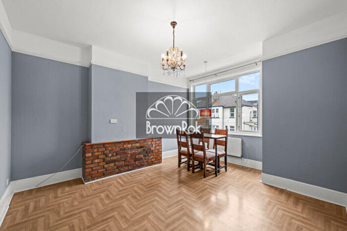 2 Bedroom Apartment To Rent In Rowsley Avenue, London, NW4