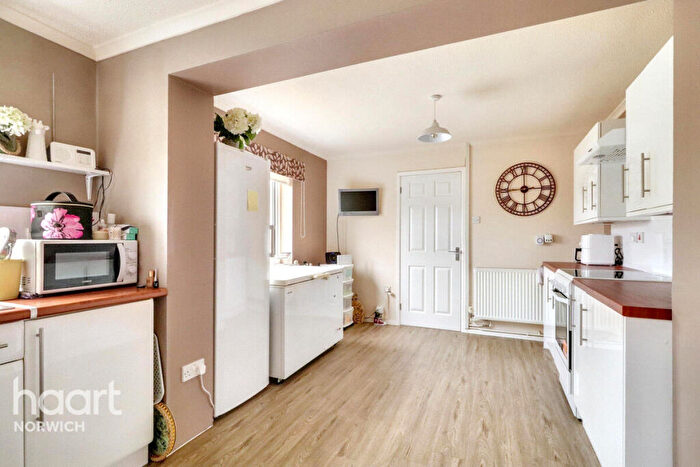 3 Bedroom Chalet For Sale In Holt Road, Norwich, NR10