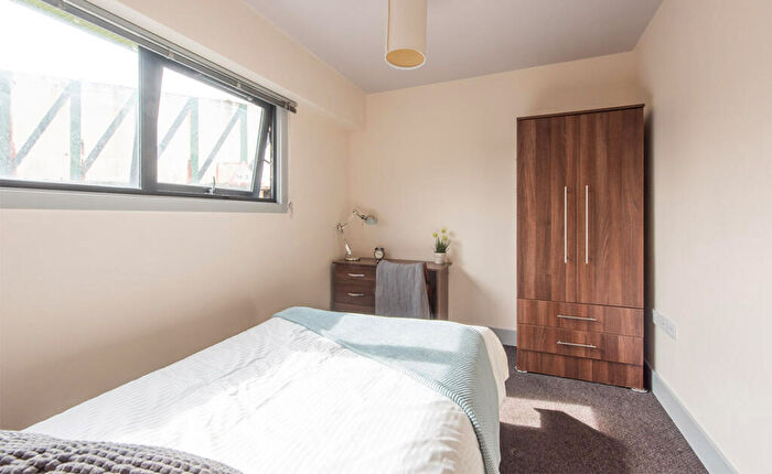 3 Bedroom Flat To Rent In Half Moon Lane, Gateshead, NE8