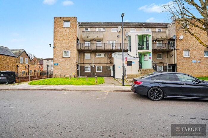 3 Bedroom Flat For Sale In Roman Way, Enfield, EN1