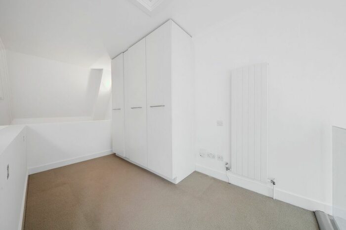 1 Bedroom Flat To Rent In Kingsway Place, Clerkenwell, EC1R