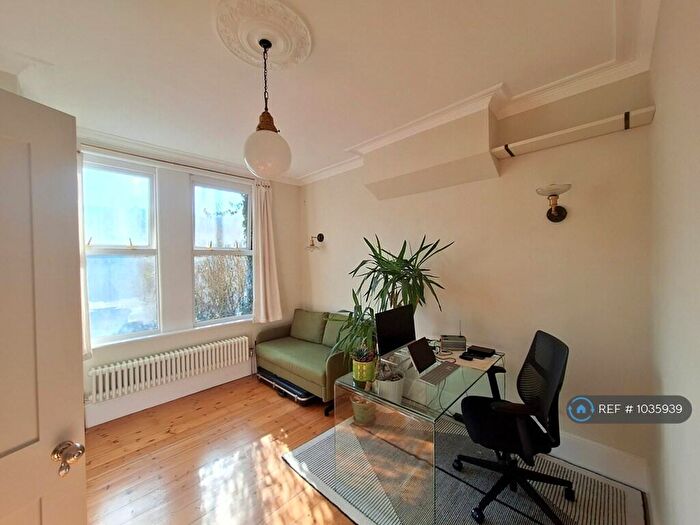 2 Bedroom Maisonette To Rent In Squires Lane, London, N3