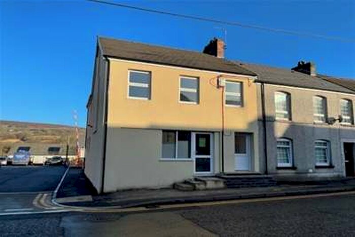 2 Bedroom Flat To Rent In Cwmamman Road, Ammanford, Carmarthenshire, SA18