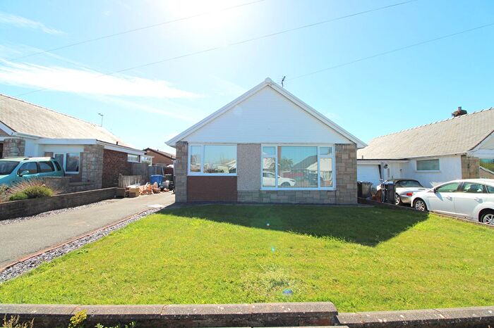 3 Bedroom Bungalow To Rent In Gareth Close, Clwyd, LL18