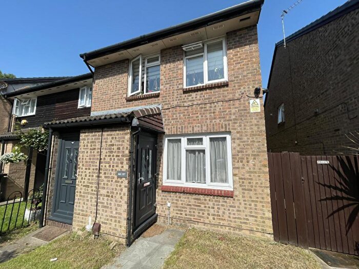 2 Bedroom Ground Maisonette To Rent In Amanda Close, Ilford, IG7
