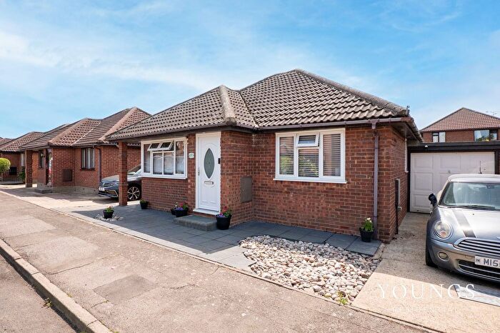 2 Bedroom Detached Bungalow For Sale In Beecroft Crescent, Canvey Island, SS8