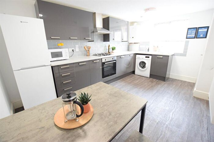 2 Bedroom Semi-Detached House To Rent In Albany Street - Apt B - Student Apartment - /, LN1