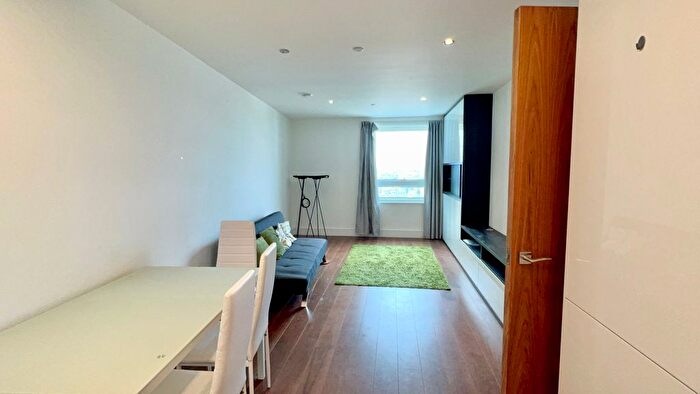 1 Bedroom Flat To Rent In Lincoln Plaza, London, E14