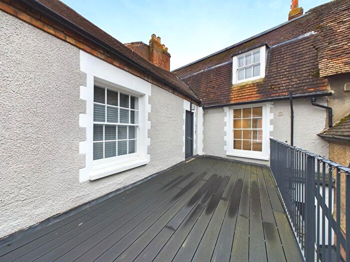 2 Bedroom Flat To Rent In High Street, Thame, Oxfordshire, OX9